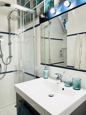Dusche, Haartrockner, Bidet, Handtücher