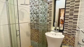 Shower, bidet, towels, toilet paper