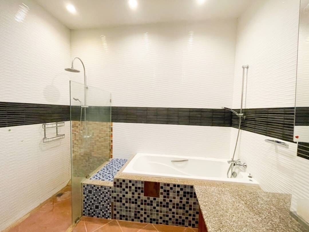 Ducha, bidet, toallas, papel higiénico