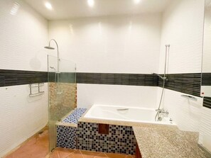 Dusj, bidé, håndklær og toalettpapir