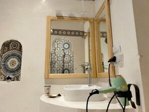 Assecador de cabells, tovalloles, sabó i paper higiènic