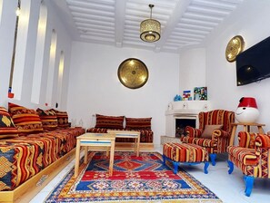 Una Smart TV, una chimenea, libros