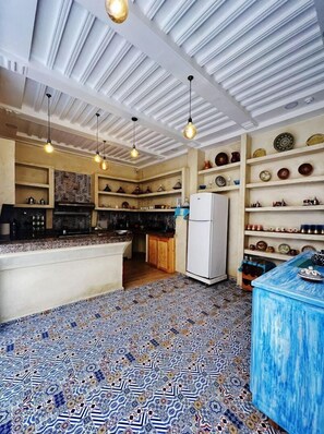 Fridge, oven, stovetop, coffee/tea maker