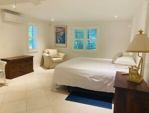 3 habitaciones, escritorio y tabla de planchar con plancha 
