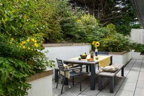 Outdoor dining - Stylish 4 bed house walking distance to beaches (Salcombe)