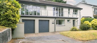 Stylish 4 bed house walking distance to beaches
