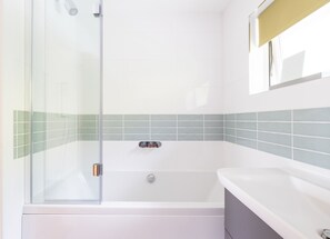 Douche, sĂšche-cheveux, bidet, serviettes fournies
