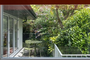 Outdoor dining - Stylish 4 bed house walking distance to beaches (Salcombe)