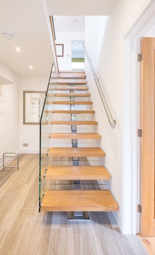 Stylish 4 bed house walking distance to beaches