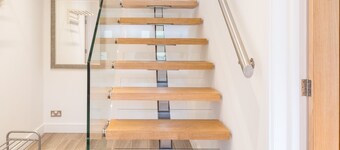 Stylish 4 bed house walking distance to beaches