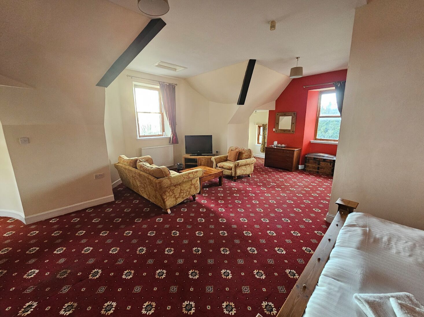 Honeymoon Suite | Living area | TV