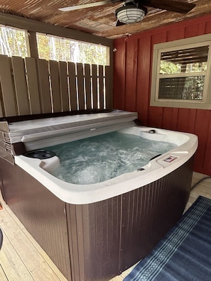 Outdoor spa tub - Knotty Pine cabin, Couples Retreat w/ Hot Tub
And Patio Gas log Fireplace. (Jasper)
