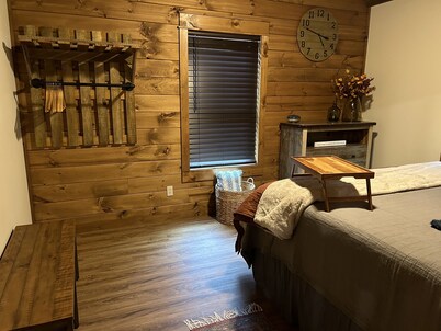 Knotty Pine cabin, Couples Retreat w/ Hot Tub
And Patio Gas log Fireplace.