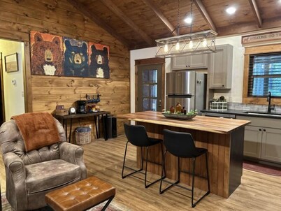 Knotty Pine cabin, Couples Retreat w/ Hot Tub
And Patio Gas log Fireplace.