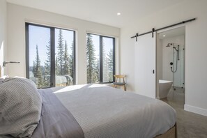 3 bedrooms, desk, free WiFi, bed sheets - Brand new home with king bed, double garage, media room and amazing views (Silver Star Mountain)