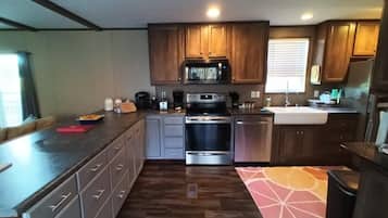 Frigorífico, microondas, horno y placa de cocina