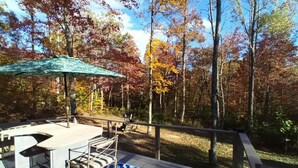 Eine Terrasse mit einem gemusterten Boden, einem Tisch und einem Sonnenschirm.