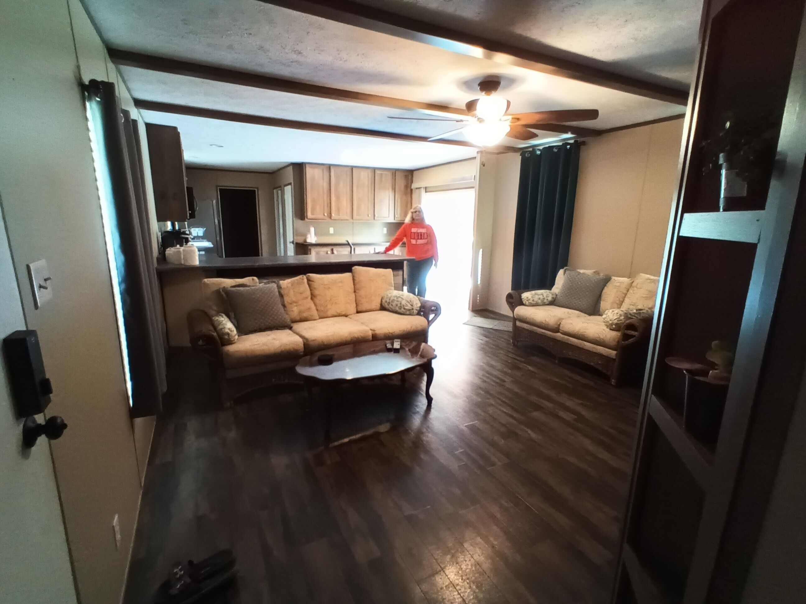 Een smart-tv, boeken, een muziekbibliotheek en een stereo