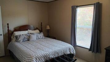 3 slaapkamers, een strijkplank/strijkijzer, gratis wifi, beddengoed