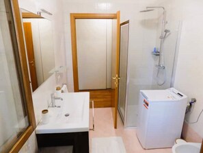 تجهيزات دش، مجففات شعر، مراحيض شطف، مناشف