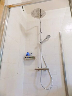 Shower, hair dryer, bidet, towels - Spacious mini apartment (Pieve di Soligo)