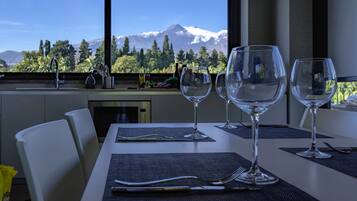 Apartamento superior, vista para a montanha | Cozinha privada | Geladeira grande, micro-ondas, cooktop, chaleira elétrica