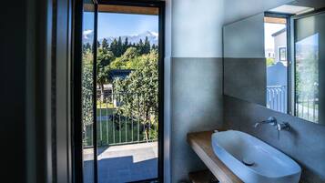 Superior-Apartment, Bergblick | Badezimmer | Dusche, Regendusche, Haartrockner, Bademäntel