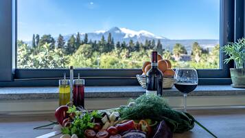 Superior-Apartment, Bergblick | Eigene Küche | Großer Kühlschrank, Mikrowelle, Herdplatte, Wasserkocher