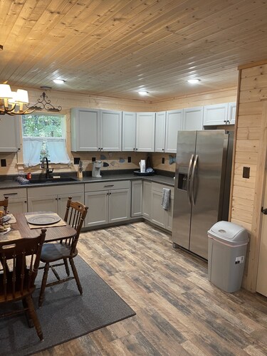 New Cabin in woods at pickwick.  3 BR 2 bath,  near Stateline ramp & state park 