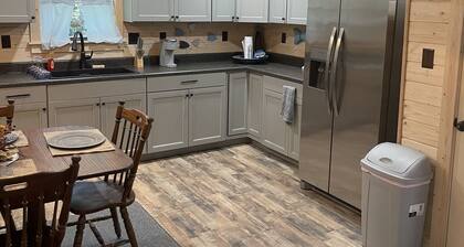 New Cabin in woods at pickwick. 3 BR 2 bath, near Stateline ramp & state park