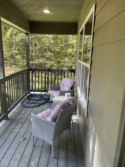 New Cabin in woods at pickwick.  3 BR 2 bath,  near Stateline ramp & state park 