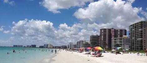 Solsenger og strandhåndklær
