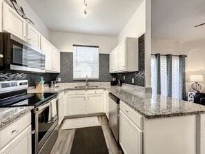 Fridge, microwave, oven, stovetop - RP212LMS - Newly Updated Regal Palms Town Home - 3 Bedrooms - 10 Guests (Davenport)