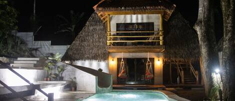 Una piscina al aire libre