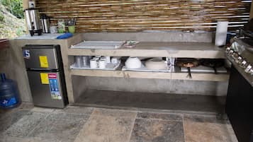 Refrigerador, parrilla de estufa y cafetera y tetera