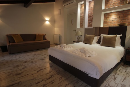 Caja de seguridad en la habitación y escritorio . Sofia