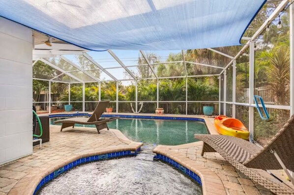 Outdoor pool, a heated pool - HOME WITH ALL YOU NEED between thriving St Peterburg downtown & St Pete Beach (Gulfport)