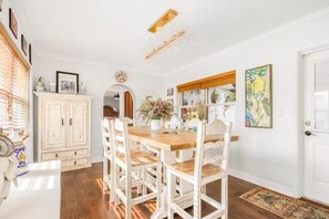 Dining - HOME WITH ALL YOU NEED between thriving St Peterburg downtown & St Pete Beach (Gulfport)