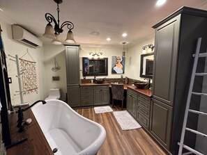 Regadera, secadora de cabello, bidet, toallas 