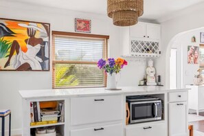 Fridge, microwave, oven, stovetop - HOME WITH ALL YOU NEED between thriving St Peterburg downtown & St Pete Beach (Gulfport)