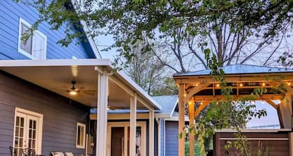 Country Farmhouse on Wine Trail Hot Tub & Pool Table