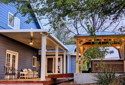 Country Farmhouse on Wine Trail Hot Tub & Pool Table