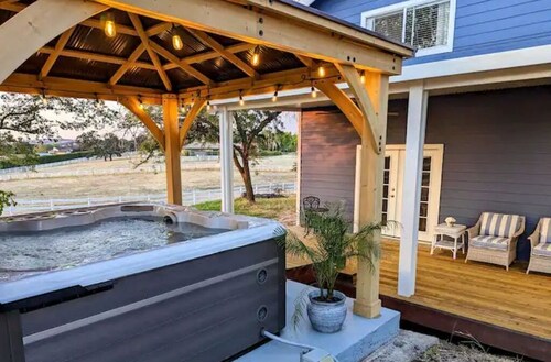 Country Farmhouse on Wine Trail Hot Tub & Pool Table