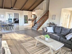 Smart TV, fireplace, printers - Country Farmhouse on Wine Trail Hot Tub & Pool Table (Auburn)