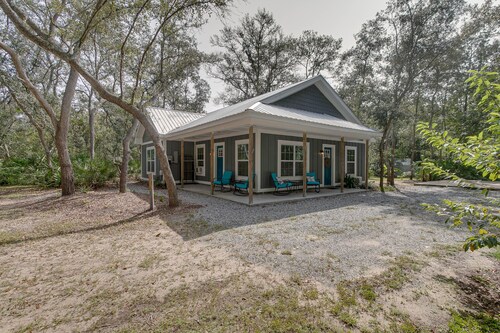 Charming Darien Hideaway w/ Porch, Near Downtown!
