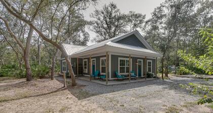 Charming Darien Hideaway w/ Porch, Near Downtown!