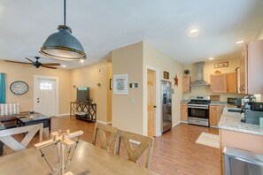 Fridge, microwave, stovetop, dishwasher