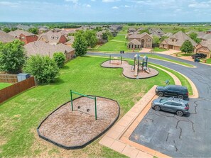 Property grounds - Modern, Spacious, Comfy & Cozy quiet retreat with king size beds for longer stay (Edmond)