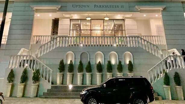 Um edifício com arquitetura clássica, com colunas e uma entrada imponente.
