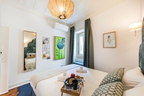 3 quartos, escrivaninha, ferros/tábuas de passar roupa, berço de viagem